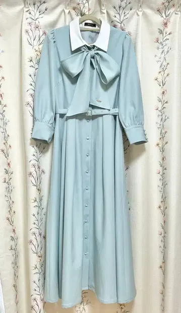 스윙 루 리본 타이 부착 화이트 카라 턱 플레어 원피스 민트