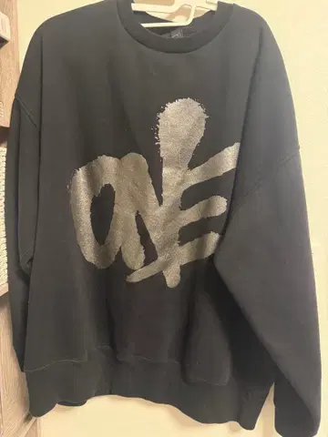 ONE 블랙 그래픽 맨투맨