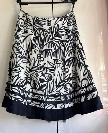 DAKS 플레어 스커트 화이트 블랙 플라워 무늬