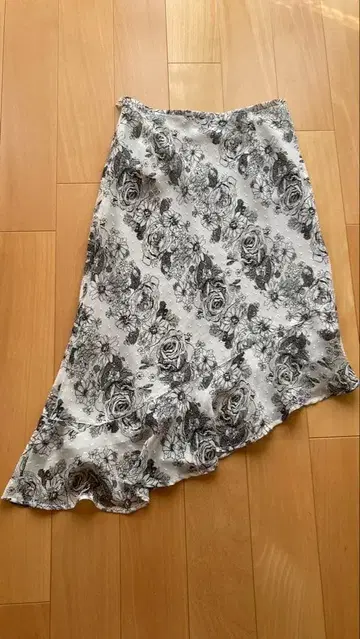 플레어 스커트 화이트 블랙 플라워 무늬 비대칭