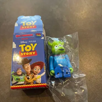 베어브릭 토이 스토리 에이리언 피규어