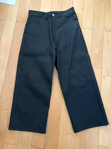 OMAR AFRIDI 블랙 코팅 청바지