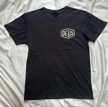 DEUS EX MACHINA 블랙 T
