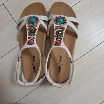 MINNETONKA 비즈 장식 화이트 샌들