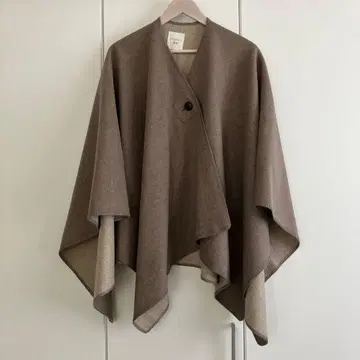 UNIQLOJWANDERSON 브라운 판초