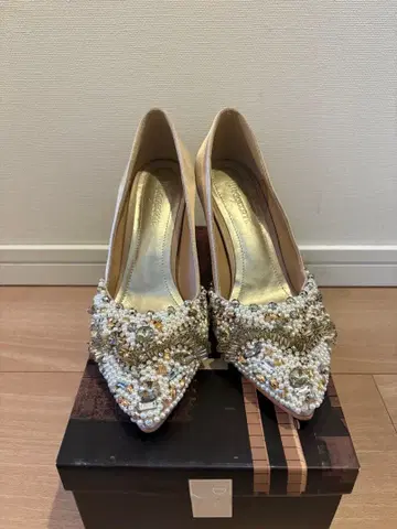 [ Diagram ] 비즈 장식 베이지 하이힐 8cm