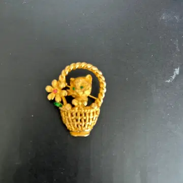 바스켓에 들어간 고양이 브로치 Trifari 각인 (tri105)