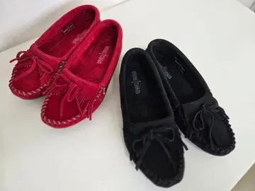 미네통가 스웨이드 모카신 (레드 블랙)