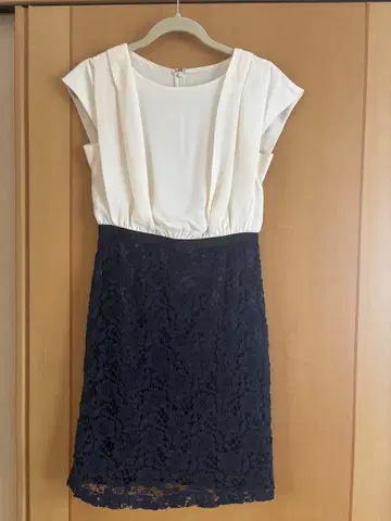 아나이 ANAYI 슬리브리스 무릎 기장 원피스 화이트/블랙