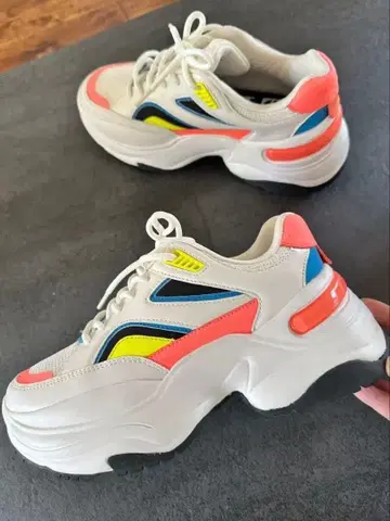 [ 새상품급 ] ZARA 통굽 플랫폼 스니커즈