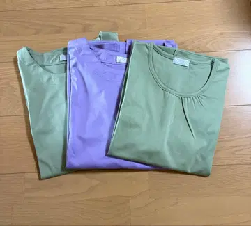 코튼 그린과 라벤더 색상의 7부 소매 풀오버 3벌