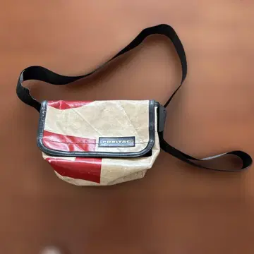 FREITAG 메신저 백 베이지/빨간색