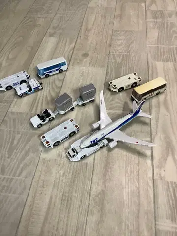 토미카 에어포트 차량 세트 ANA JAL 토미카 이외의 미니카 3대 포함