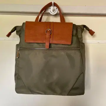 올리브 그린 나일론 백팩