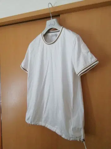 정품 MONCLER 화이트 반팔 T셔츠 레어 폴리에스테르 소재