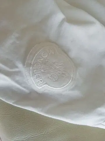 정품 MONCLER 화이트 반팔 T셔츠 레어 폴리에스테르 소재