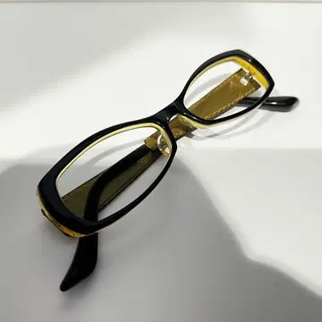 라퐁 블랙과 금색 직사각형 안경