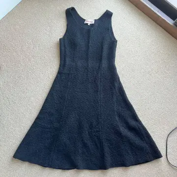 HACHE 슬리브리스 원피스 무릎 기장