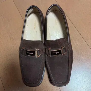 페라가모 브라운 스웨이드 로퍼 금장 장식 6C