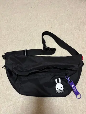 새상품급 CUNE 블랙 바디백 토끼 자수 있음