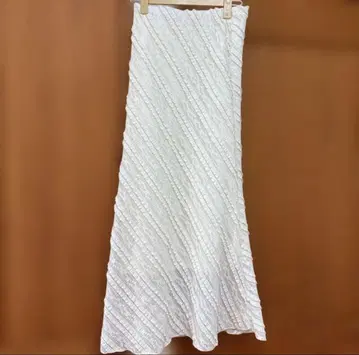 화이트 플레어 스커트 스트라이프 디자인