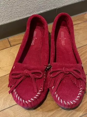 빨간색 스웨이드 모카신 미네통카