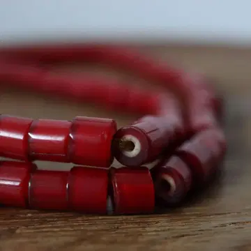 화이트하츠 올드 비즈 유리 광택 있음 8mm 정도 한 줄 짙은 빨간색