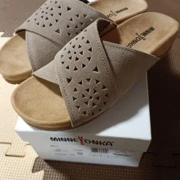 MINNETONKA 스웨이드 크로스 스트랩 샌들 Miley