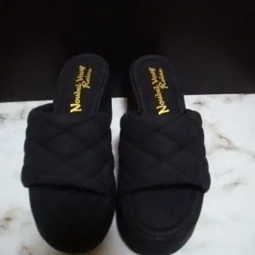 노벨 부그 릴렉스 퀼팅 통굽 샌들 미사용 새상품 M