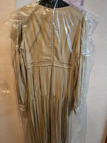 레이스 장식 베이지 원피스