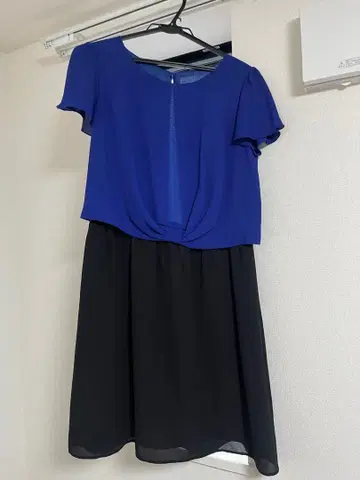 파란색과 블랙 컬러의 무릎 기장 원피스