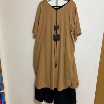 베이지 V넥 반팔 에이프런 타입 롱 원피스