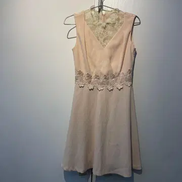 Lily Brown 베이지 슬리브리스 드레스 레이스 콤비 원피스