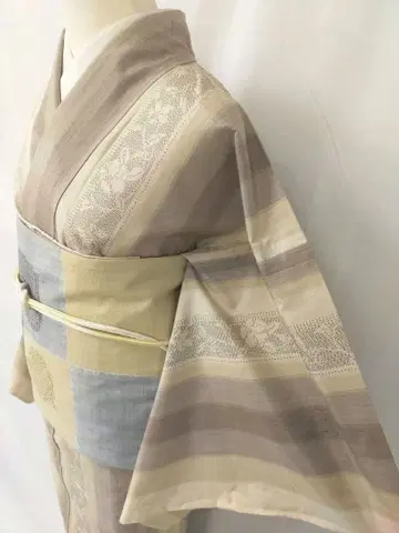 새상품급 순수 실크 단의 줄무늬 명주 작은 체구용 봄 기모노 고급 베이지