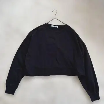 FRAMeWORK 숏 기장 맨투맨 블랙 컷팅 스타일