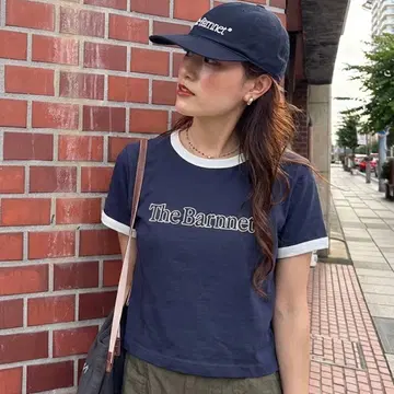 The Barnnet 네이비 로고 반팔 티셔츠