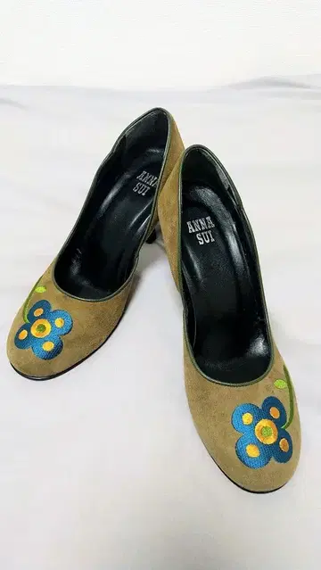 ANNA SUI 꽃무늬 자수 하이힐 펌프스