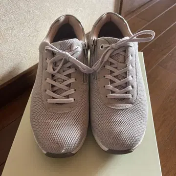 연한 그레이 메쉬 스니커즈 AKAISH