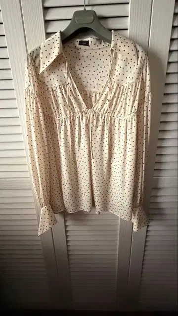 미사용 Joseph 조셉 아이보리와 빨간색 하트 무늬 실크 긴팔 블라우스