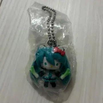 [미사용 새상품] 하츠네 미쿠 x 헬로키티 볼체인 마스코트 시크릿