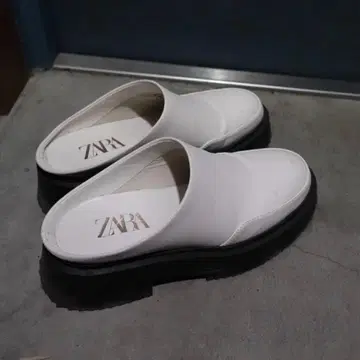 ZARA 화이트 슬립온 샌들