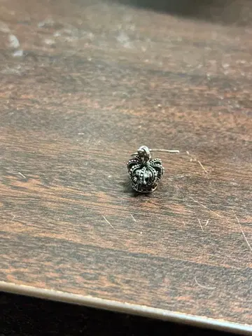 저스틴 데이비스 귀걸이 한쪽만 크라운 925실버