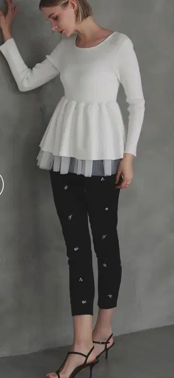 메라키 새상품 밑단 튤 페플럼 니트 화이트 귀여운