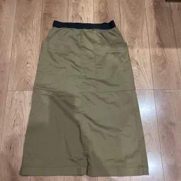 MAXOU 카키 타이트 스커트 카고 스타일 블랙 허리 밴딩 스트레치