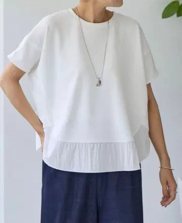 비어즐리 라운드 헴 풀오버 화이트 반팔 상의 밑단 절개