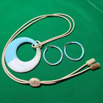 파랑과 화이트의 목걸이와 귀걸이 세트