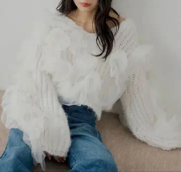 프릴 장식 화이트 니트 스웨터 chico