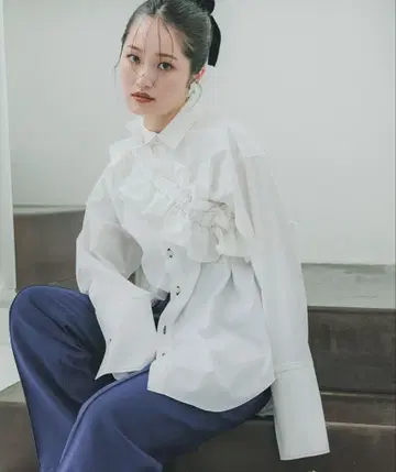 UNITED TOKYO 화이트 프릴 셔츠