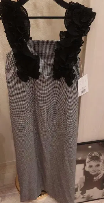 리랜드트루 숄더 프릴 I라인 원피스