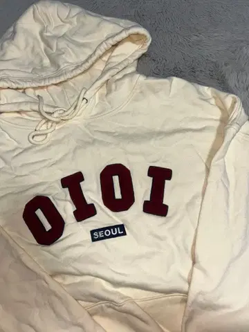 OIOI SOUL 후드티 크림색 자수 로고